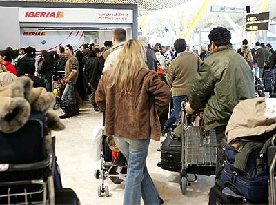 Colas de pasajeros en el aeropuerto de Barajas, Madrid